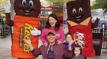Kit Kat Character at Hersheypark posing for photo with family