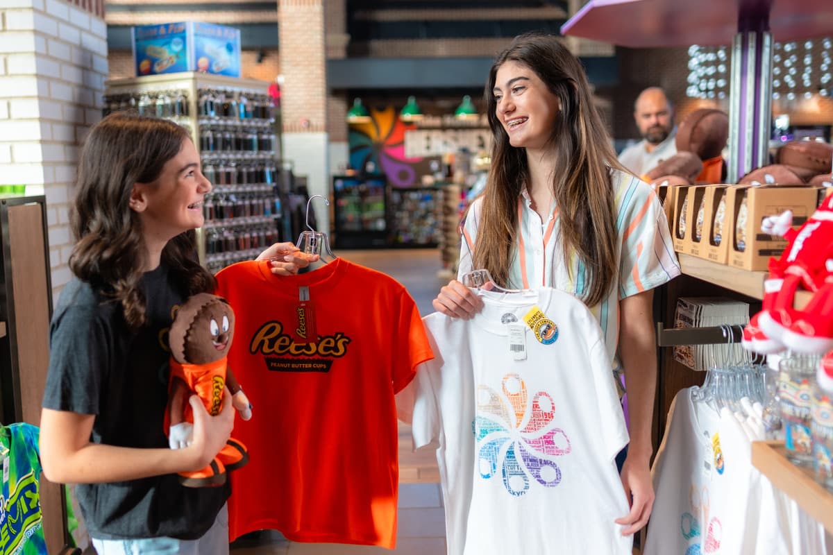 2 girls shopping at the Hersheypark Supply Co