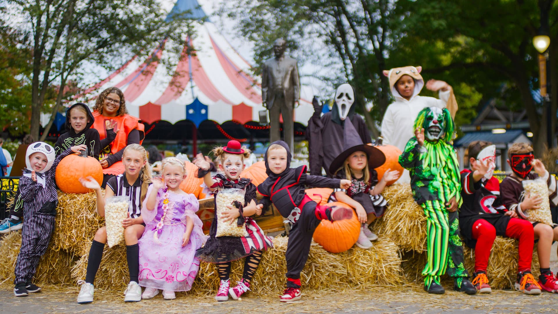 halloween costumed kids at hersheypark