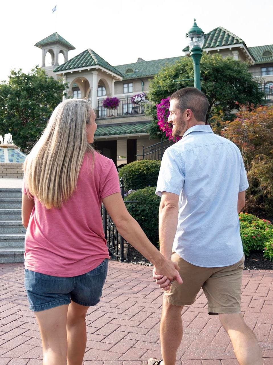 24.Resorts.HotelHershey.Entrance.Couple.jpg