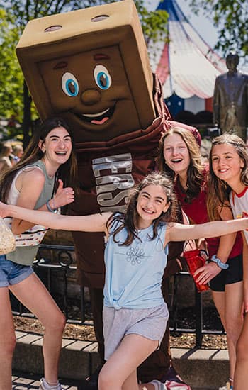 teens-with-hershey-bar-at-hersheypark_002.jpg
