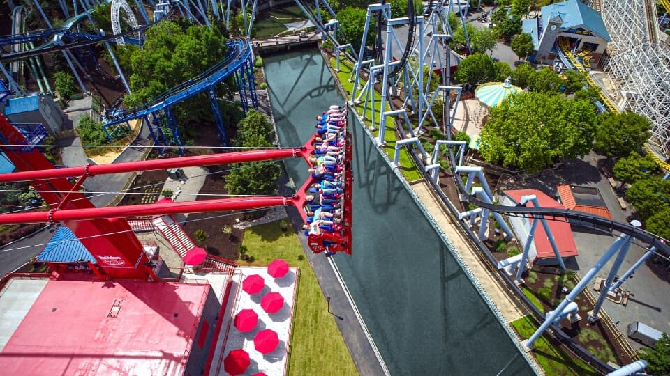 guests riding twizzlers twisted gravity at hersheypark ttg